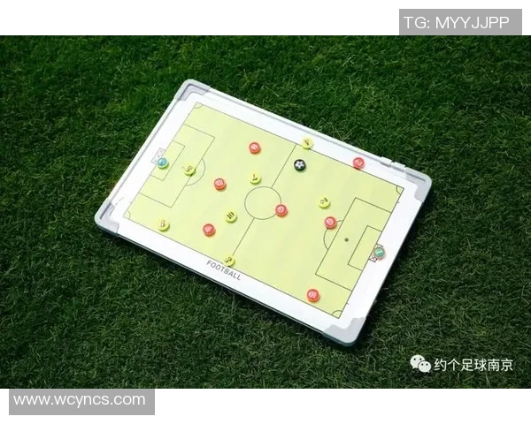 提升团队协作与个人技能的踢足球进攻策略解析与实战应用