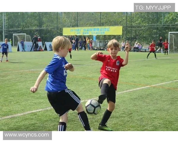 多纳足球:探索足球的魅力与激情,感受团队合作的力量与乐趣 多纳足球:探索足球的魅力与激情,感受团队合作的力量与乐趣